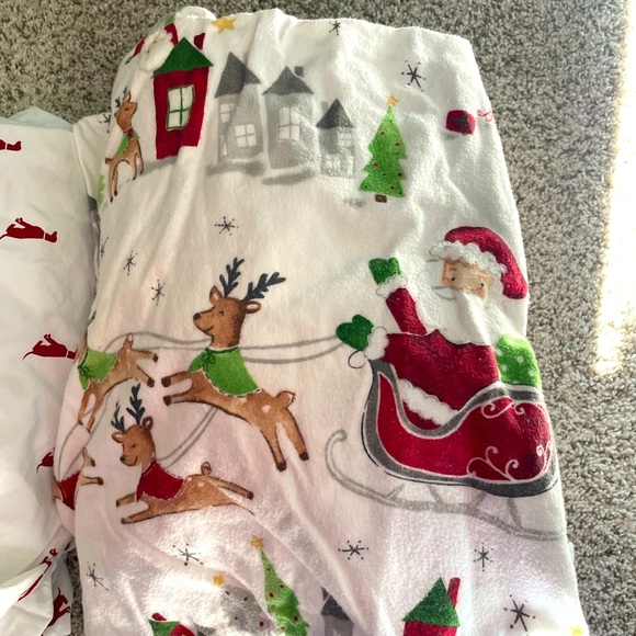 Pottery Barn Kids PBK Crib Sheets - set of 4 incl flannel holiday Santa crib set - Picture 4 of 4